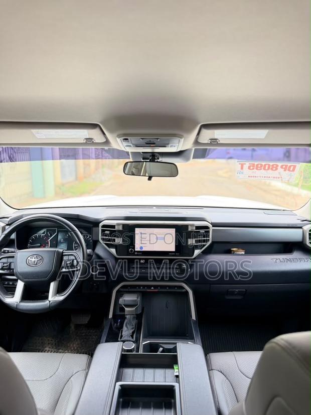 Toyota Tundra 2022 White