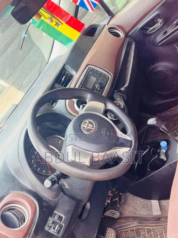 Toyota Vitz 2013 Red