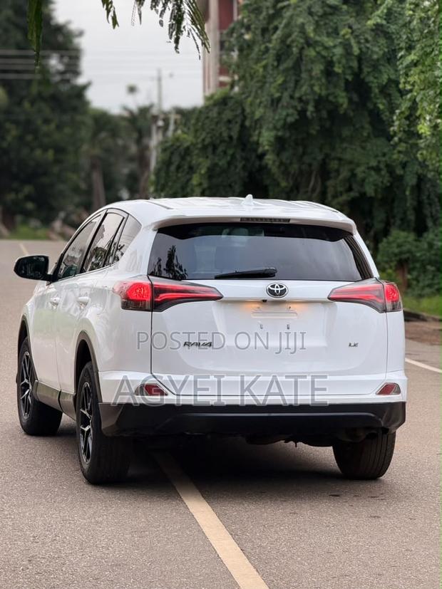 Toyota RAV4 LE AWD (2.5L 4cyl 6A) 2017 White