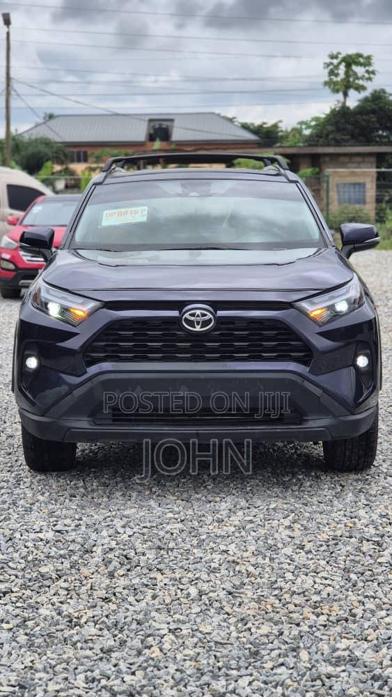 Toyota RAV4 XLE Premium 2025 Blue