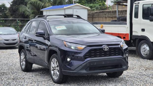 Toyota RAV4 XLE Premium 2025 Blue