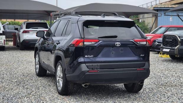Toyota RAV4 XLE Premium 2025 Blue