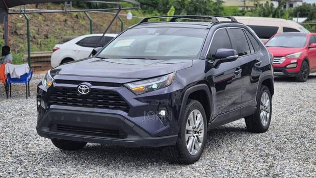 Toyota RAV4 XLE Premium 2025 Blue