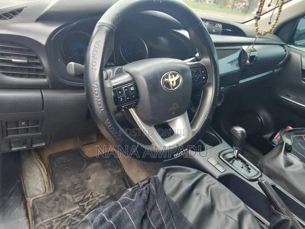 Toyota Hilux 2017 Gray