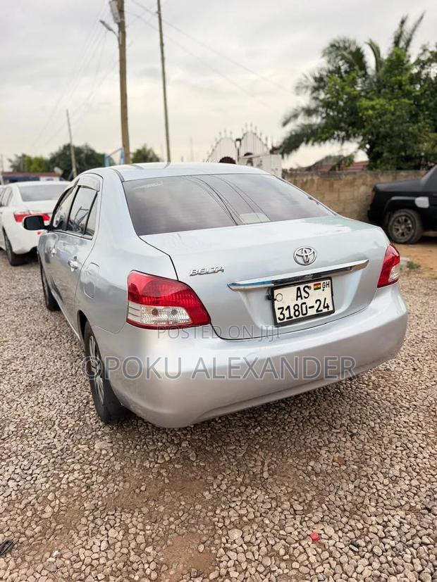 Toyota Belta 2011 Silver