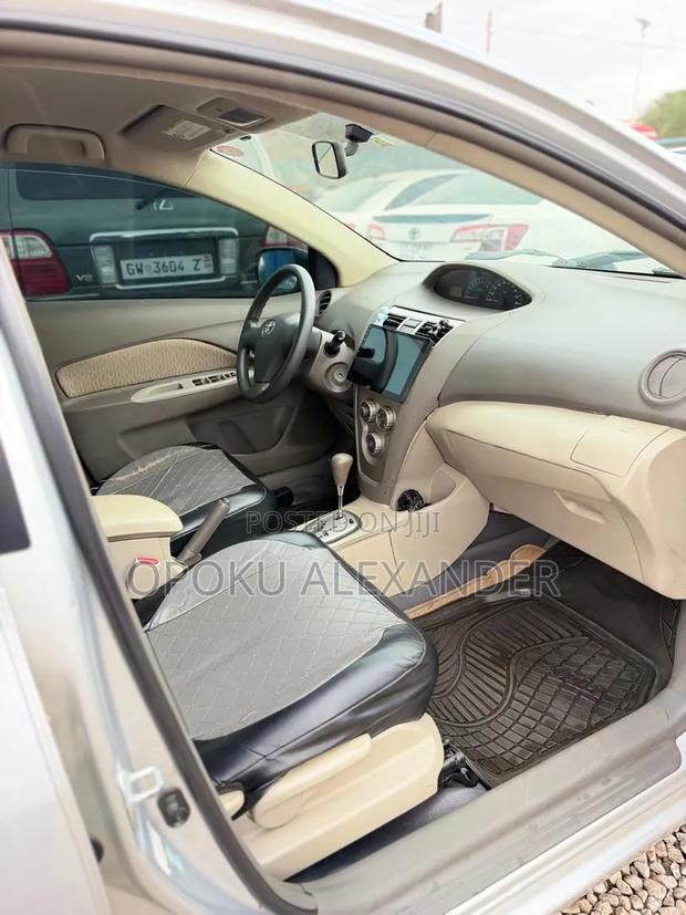 Toyota Belta 2011 Silver
