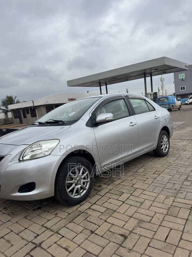 Toyota Belta 2010 Silver