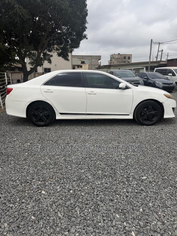 Toyota Camry SE 4dr Sedan (2.5L 4cyl 6A) 2014 White