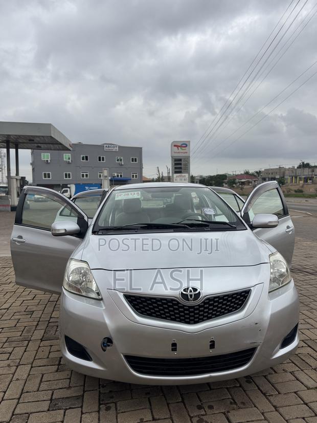 Toyota Belta 2010 Silver