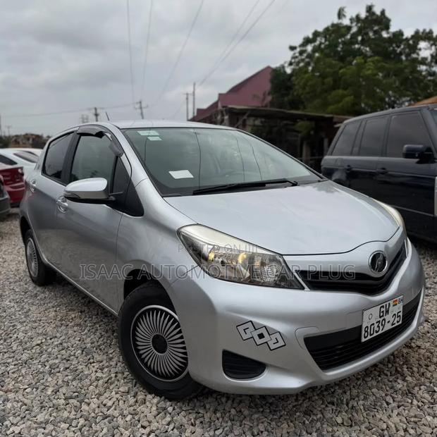 Toyota Vitz 2013 Silver