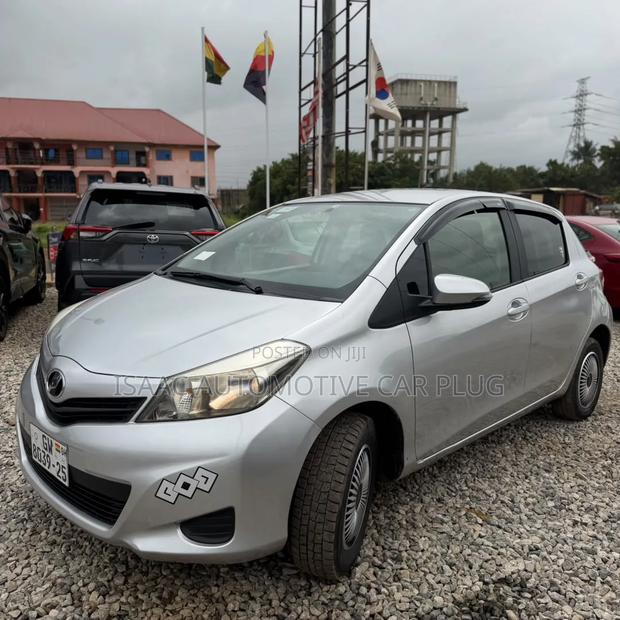 Toyota Vitz 2013 Silver