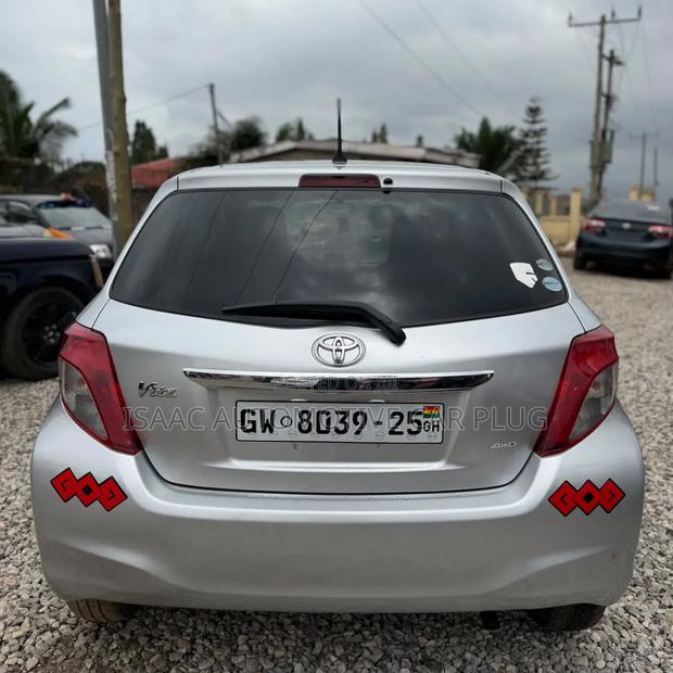 Toyota Vitz 2013 Silver