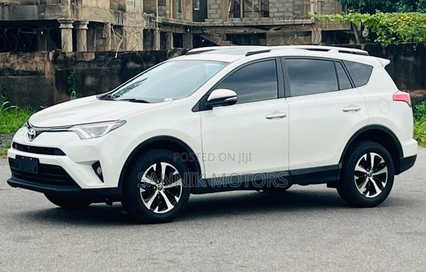 Toyota RAV4 SE AWD (2.5L 4cyl 6A) 2017 White