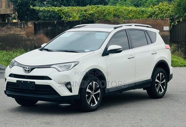 Toyota RAV4 SE AWD (2.5L 4cyl 6A) 2017 White