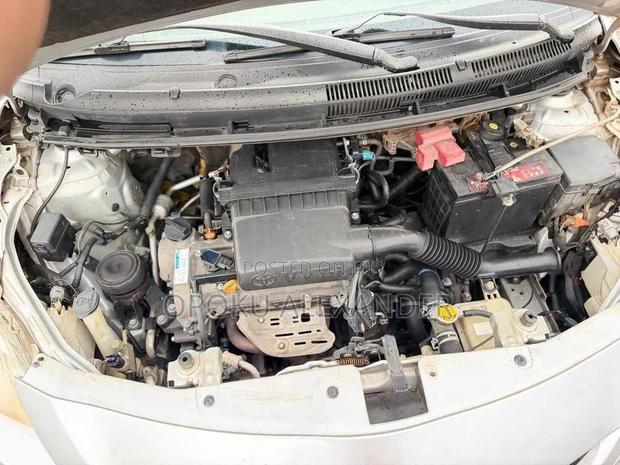 Toyota Belta 2011 Silver