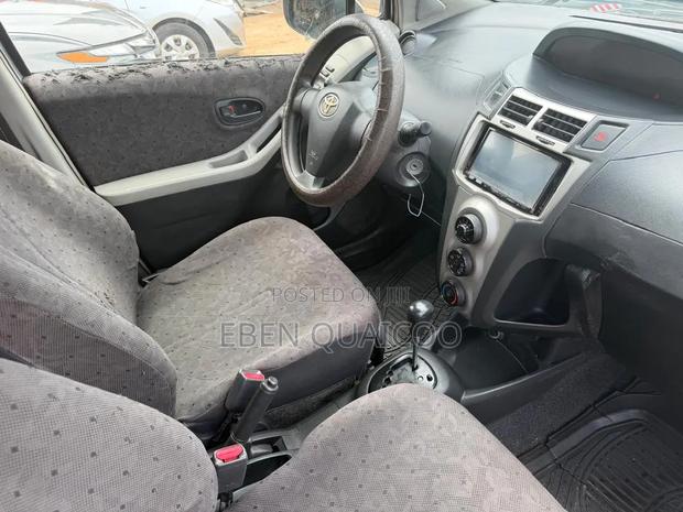 Toyota Vitz 2010 Silver