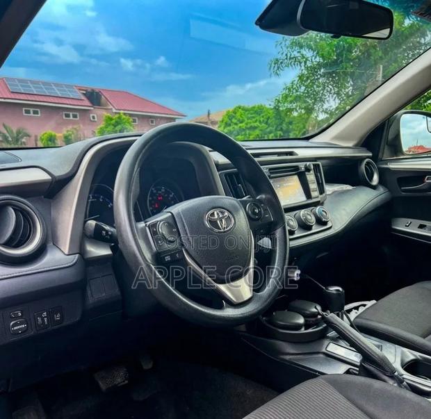 Toyota RAV4 LE 4dr SUV (2.5L 4cyl 6A) 2018 Black