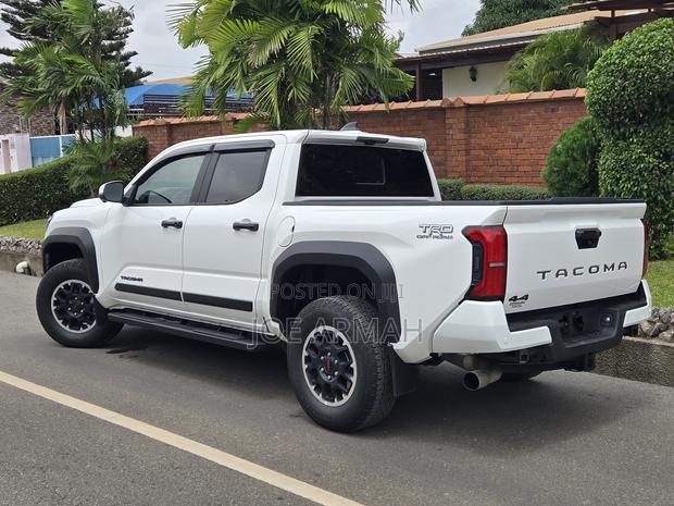Toyota Tacoma 2024 White