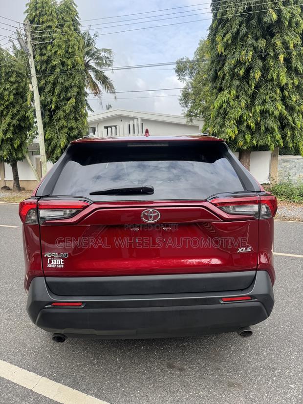 Toyota RAV4 XLE AWD 2019 Red