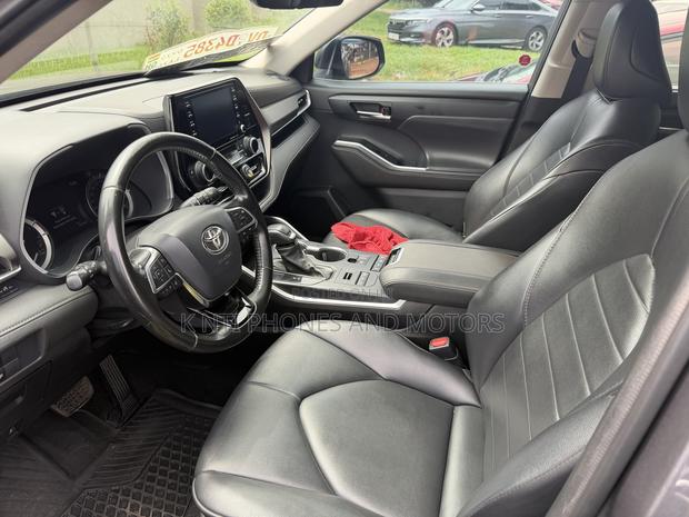 Toyota Highlander XLE 2021 Gray