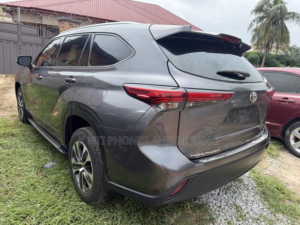 Toyota Highlander XLE 2021 Gray