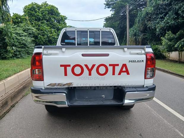 Toyota Hilux 2024 White
