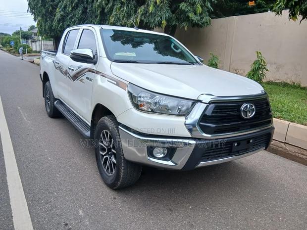 Toyota Hilux 2024 White