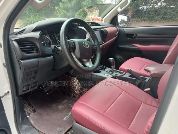 Toyota Hilux 2024 White