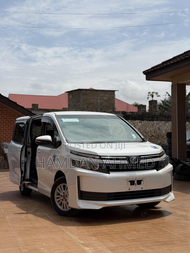 Toyota Voxy X 2WD 8-Seater 2015 White
