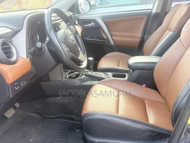 Toyota RAV4 SE 4dr SUV AWD (2.5L 4cyl 6A) 2018 Gray
