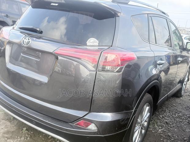 Toyota RAV4 SE 4dr SUV AWD (2.5L 4cyl 6A) 2018 Gray