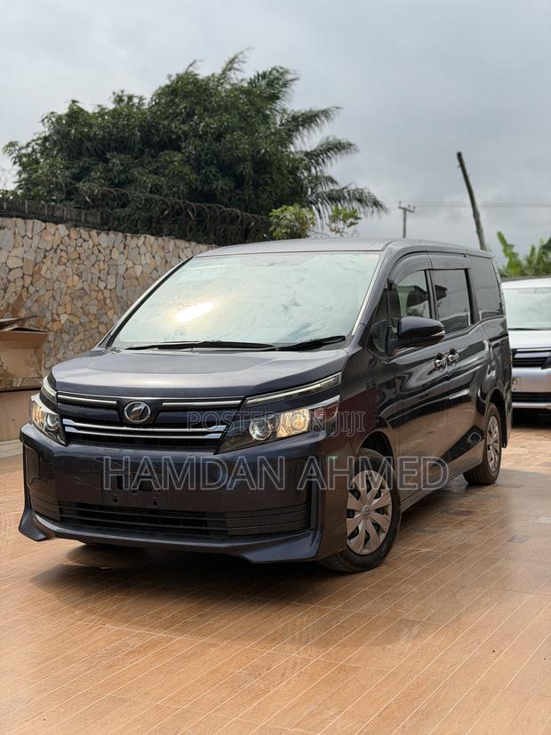 Toyota Voxy V 2WD 7-Seater 2014 Purple