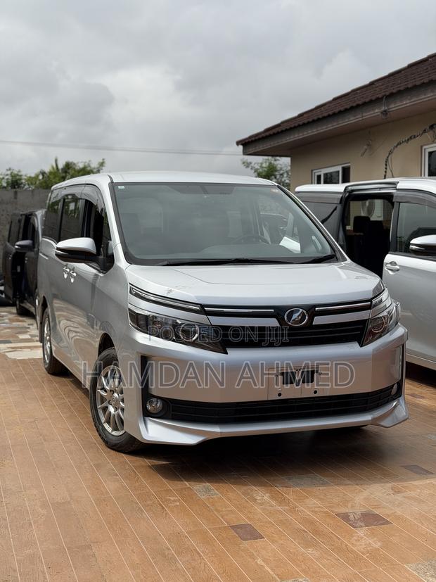 Toyota Voxy V 2WD 7-Seater 2015 Silver
