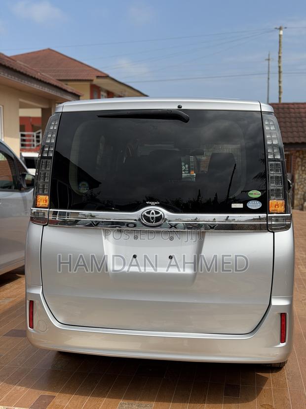 Toyota Voxy V 2WD 7-Seater 2015 Silver