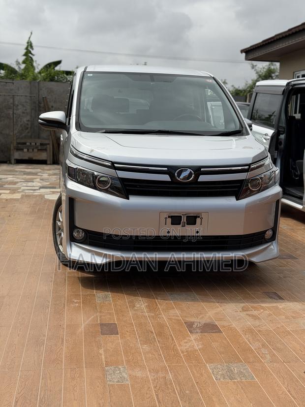 Toyota Voxy V 2WD 7-Seater 2015 Silver