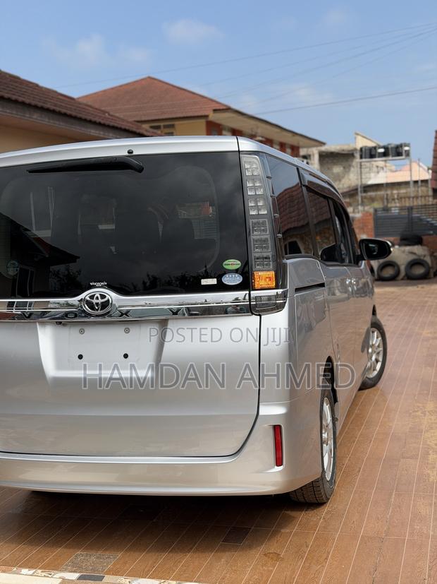 Toyota Voxy V 2WD 7-Seater 2015 Silver