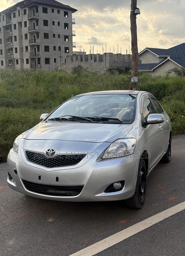 Toyota Belta 2011 Silver