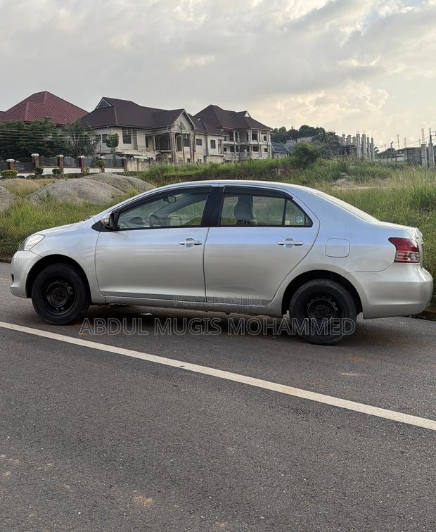 Toyota Belta 2011 Silver