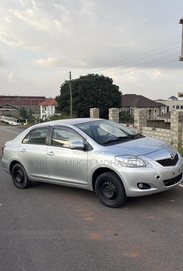 Toyota Belta 2011 Silver