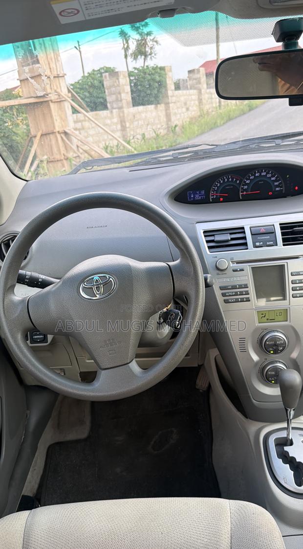 Toyota Belta 2011 Silver