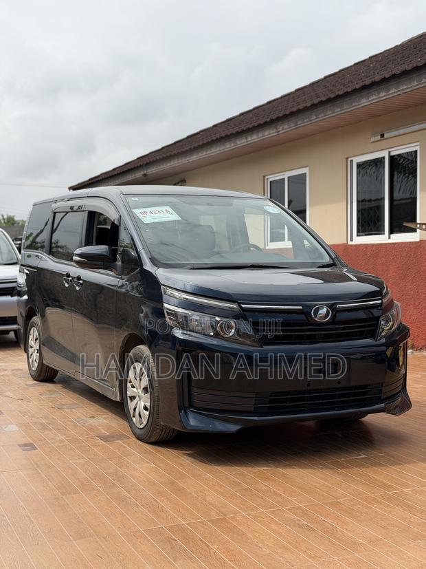 Toyota Voxy V 2WD 7-Seater 2015 Blue