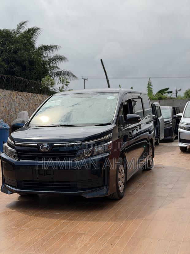Toyota Voxy V 2WD 7-Seater 2015 Blue