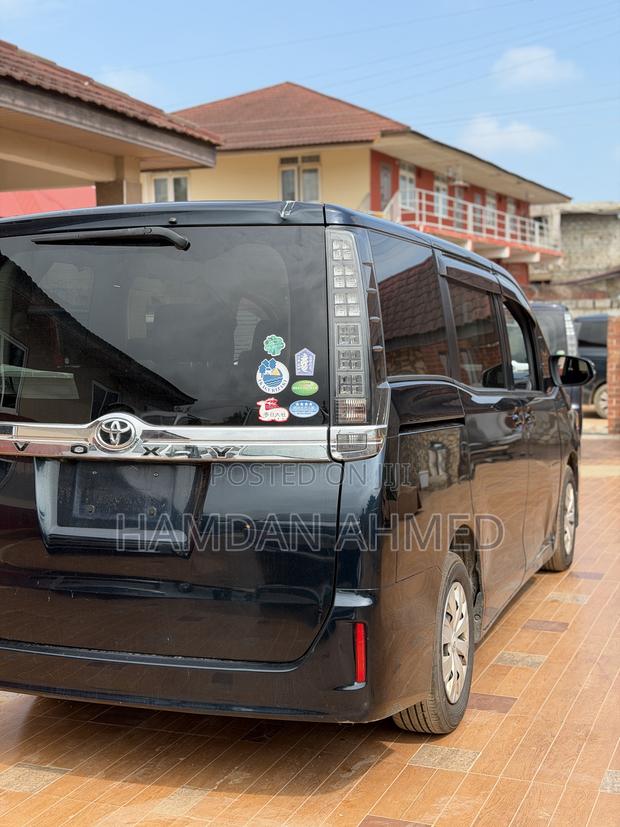 Toyota Voxy V 2WD 7-Seater 2015 Blue
