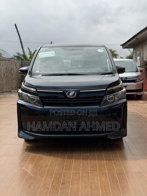Toyota Voxy V 2WD 7-Seater 2015 Blue