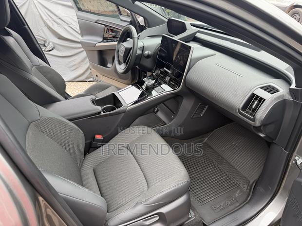 Toyota bZ4X XLE AWD 2025 Gray