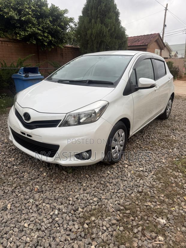 Toyota Vitz 1.3 FWD 5dr 2013 White