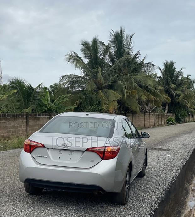 Toyota Corolla LE (1.8L 4cyl 2A) 2018 Silver