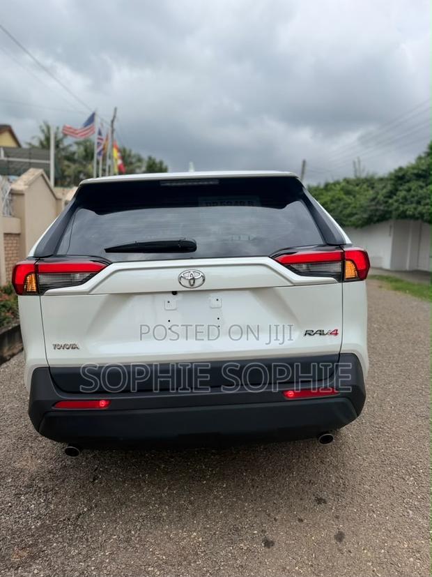 Toyota RAV4 XLE 2025 White
