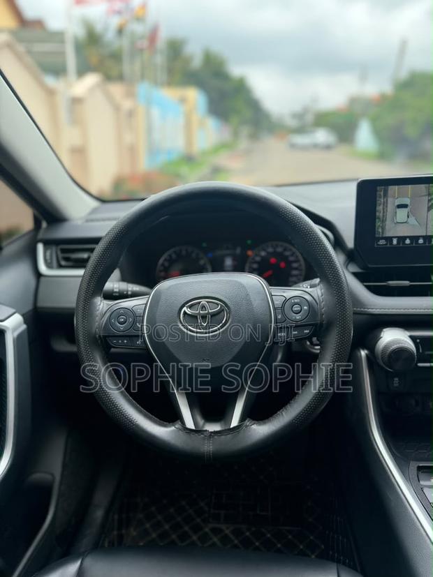 Toyota RAV4 XLE 2025 White