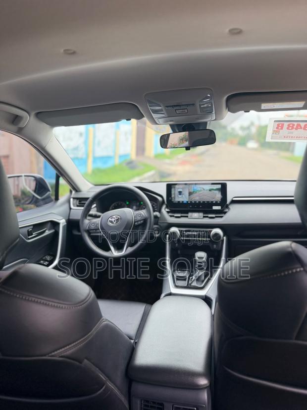 Toyota RAV4 XLE 2025 White